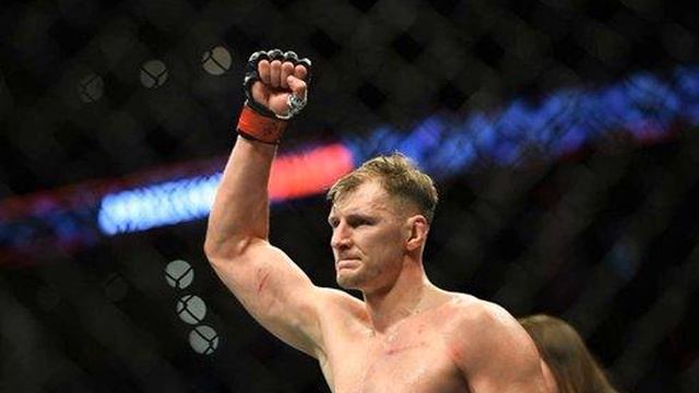 В тяжелом весе UFC начинается самое интересное. Чемпион из Африки, претендент из России и смотреть онлайн