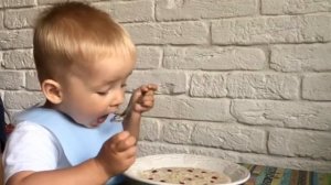 Как кушают маленькие дети. How baby eat their food. Good appetite!