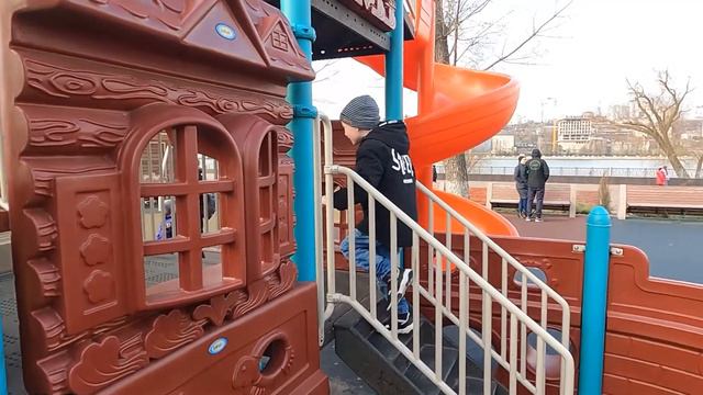 Арсений на новой набережной / Весна / Куда пойти с ребенком в Ростове смотреть онлайн