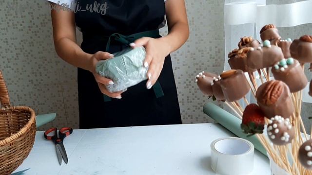 сладости в корзине. сборка композиции в корзине. сладкий букет из клубники и банана в шоколаде смотреть онлайн