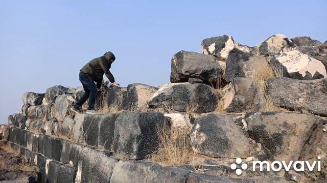 Старинная крепость из базальтового камня в Араратской долине на вершине керамзитовой горы, Армавир смотреть онлайн