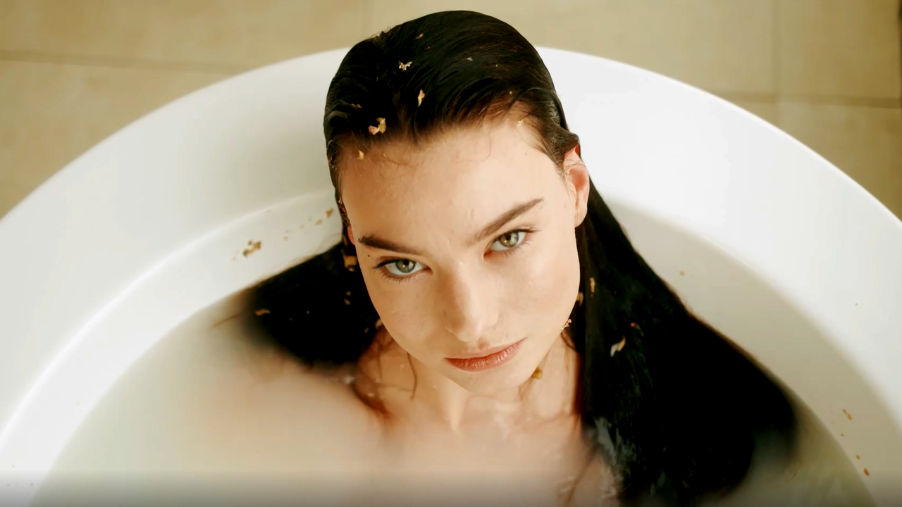 КРАСОТКА в ВАННЕ!.mp4 смотреть онлайн