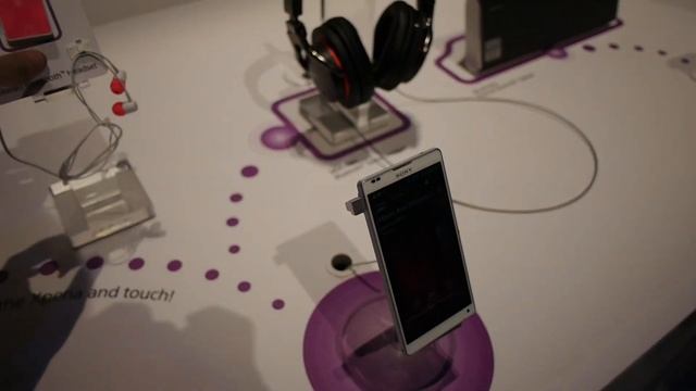Sony SBH20 Stereo Bluetooth Headset Hands On at the CES 2013 смотреть онлайн