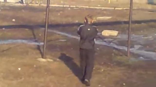 Интересно что он там делает.mp4 смотреть онлайн