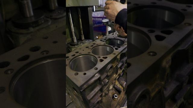 Расточка блока цилиндров Daf смотреть онлайн