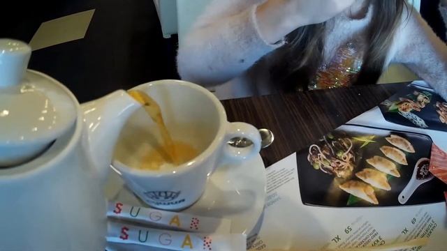 Учимся кушать палочками , Роллы , Рисовые чипсы смотреть онлайн