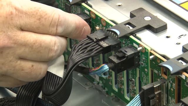 Lenovo ThinkSystem SR655 installing a 2 5 inch front backplane смотреть онлайн