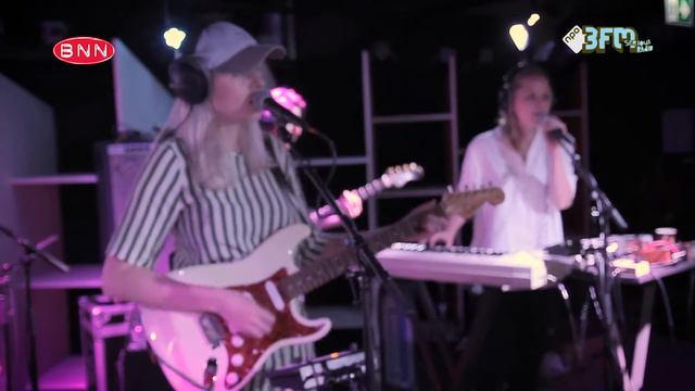 Amber Arcades - 'I Will Follow' (Live @ BNN that's live - 3FM) смотреть онлайн