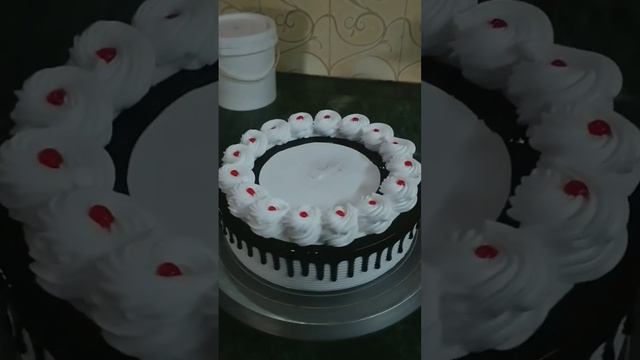 only 399 Rs 1 kg black forest #cake #sorts #viralvideo смотреть онлайн