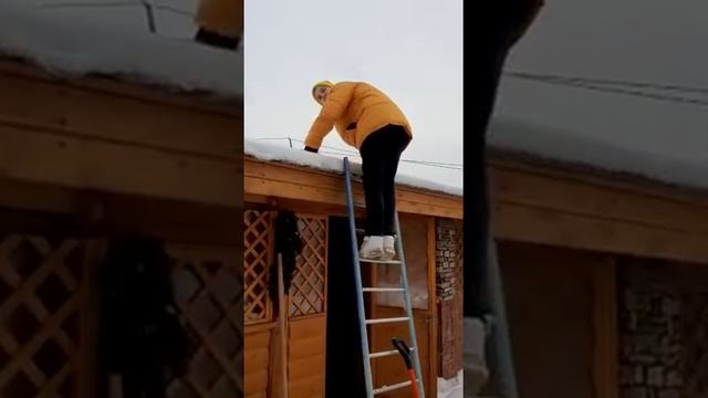 Скидываем снег с крыши беседки