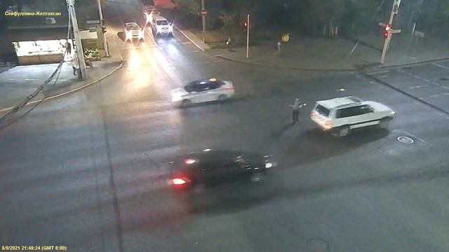 Танцующего на перекрестке мужчину задержали в Нур-Султане смотреть онлайн