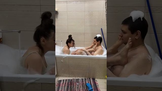 ЖЕСТЬ! РУСЛАН ГИТЕЛЬМАН СНЯЛ ВИДЕО КАК ОН КУПАЕТСЯ В ВАННОЙ С ЛЮБИМОЙ КАТЮШКОЙ смотреть онлайн