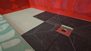 Как выложить плитку в душевом    поддоне.