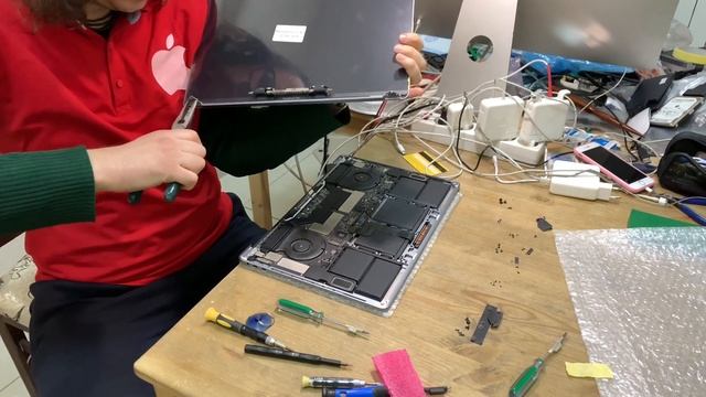 Замена дисплея MacBook Pro 15 2017 A1707 смотреть онлайн