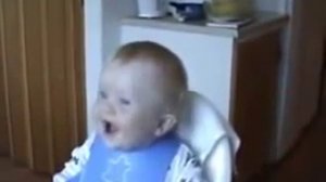 Ребенок смеется или заразительный смех ребенка