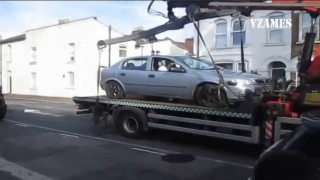 В Лондоне эвакуатор забрал автомобиль за неправильную парковку Вернувшийся владелец был против смотреть онлайн