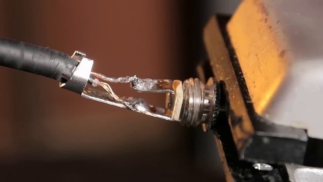 (Guitars) Maintenance | Soldering A Guitar Cable | How To Make & Fix Your Own смотреть онлайн