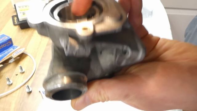 taking apart an EGR valve for cleaning for 1.6HDi/TDCi (Peugeot, Citroen, etc.) смотреть онлайн