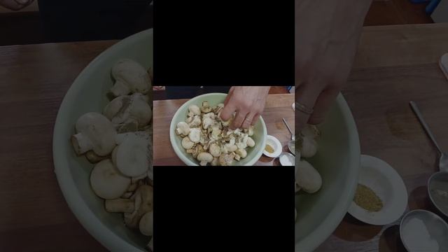 КУРИННОЕ СЕРДЦЕ НА УГЛЯХ . ГРИБЫ НА МАНГАЛЕ... смотреть онлайн