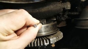 Как открутить вискомуфту на двигателе мерседес М103  3.0л