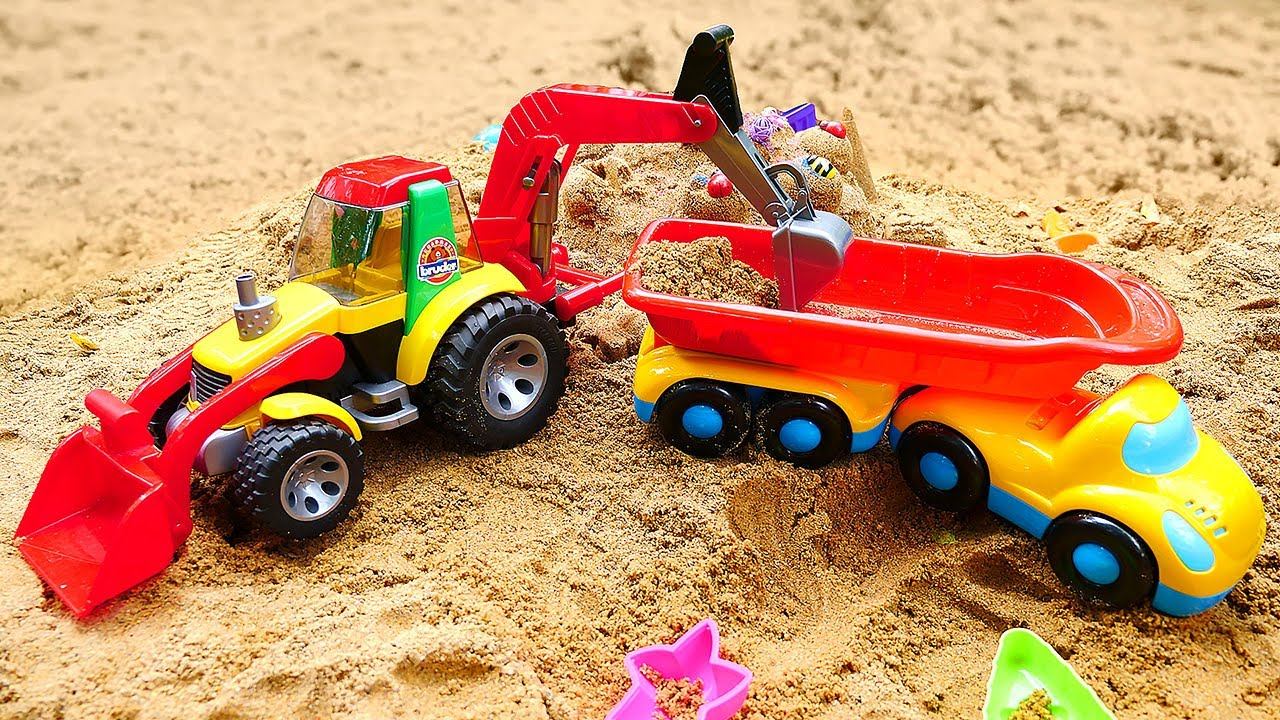 Большие машины-помощники помогают лепить торт из песка — Видео про формочки и куличики смотреть онлайн