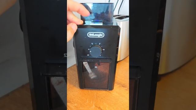 Работа кофемолки жерновной DeLonghi KG 79 смотреть онлайн