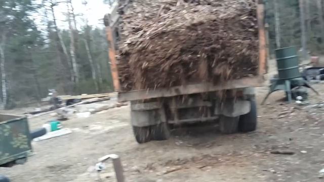 Сосновая кора.для приготовления мульчи. смотреть онлайн