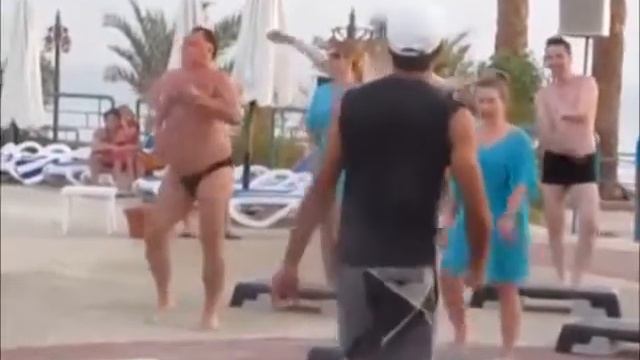 МУЖИК. ТУРЦИЯ. ТУРИСТ. ПЛЯШЕТ. ХАРДБАСС смотреть онлайн