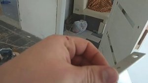 Как поменять язычек на дверном замке