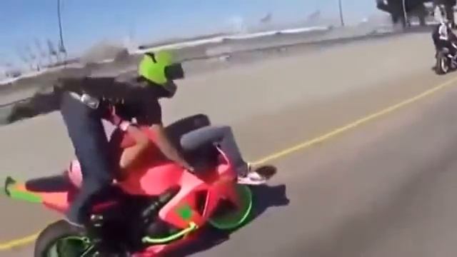 Великолепный трюк вдвоем на мотоцикле!