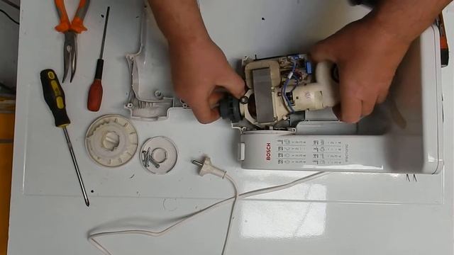 BOSCH MUM4 (MUM4655) robotgép motor kiszerelés смотреть онлайн