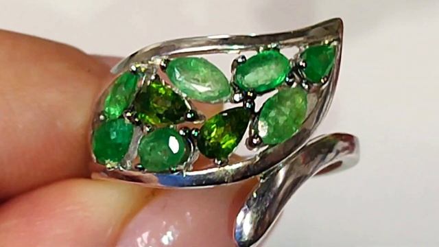 Широкое, эффектное кольцо: изумруды Замбия 2,45ct/хромдиопсиды Танзания 0,3ct., 19р-р, 4,43гр, s925 смотреть онлайн
