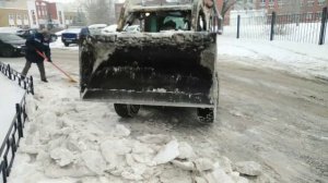 Bobcat s175. Чистим снег. Ломаем лёд до асфальта. Частный заказ бонусом. #уборкаснега