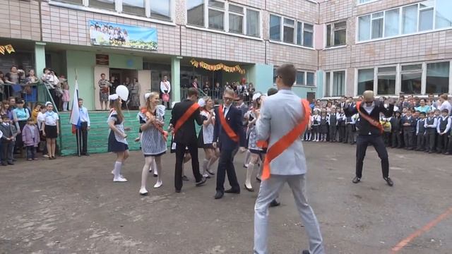 Танец на последнем звонке. Зажгли! ))) смотреть онлайн