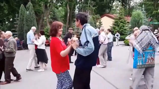 Я ТЕБЯ НА КРЫЛЕЧКЕ ВСТРЕЧАЛА... смотреть онлайн