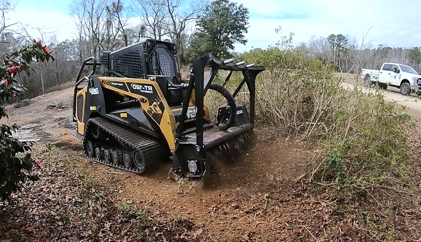 Незаменимый помощник для расчистки кустарников. Небольшой трактор на гусеницах смотреть онлайн