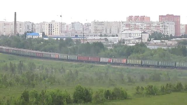 Тепловозы 2ТЭ10М и 2ТЭ10У тащат состав полувагонов смотреть онлайн