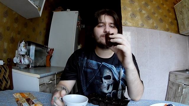 Завтракаю из пяти рулетов, чай, слива! смотреть онлайн