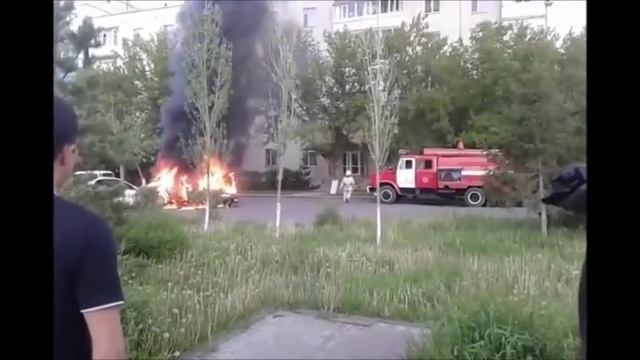 Автомобиль за считанные секунды сгорел в Астане смотреть онлайн