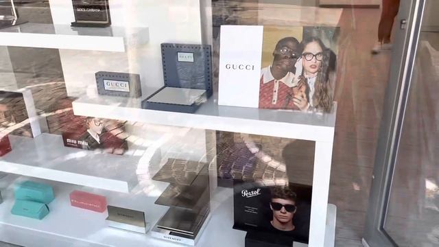 Streetstyle ITALY Summer 2022. Что носят итальянцы летом на курортах, витрины