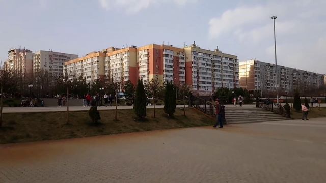 Река Кубань сильно обмелела,видим дно гуляя по набережной. смотреть онлайн