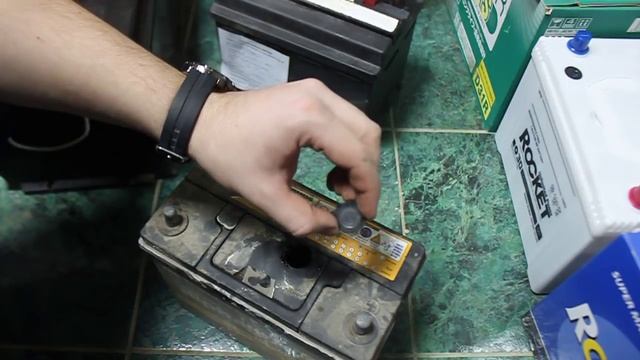 Проверка электролита в АКБ без пробок смотреть онлайн