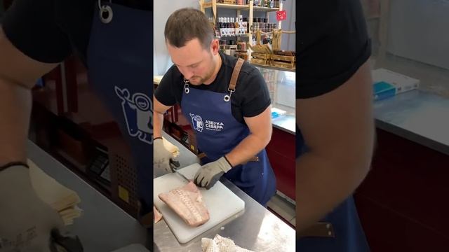 Делаем заготовку для салата Индигирка из Нельмы смотреть онлайн