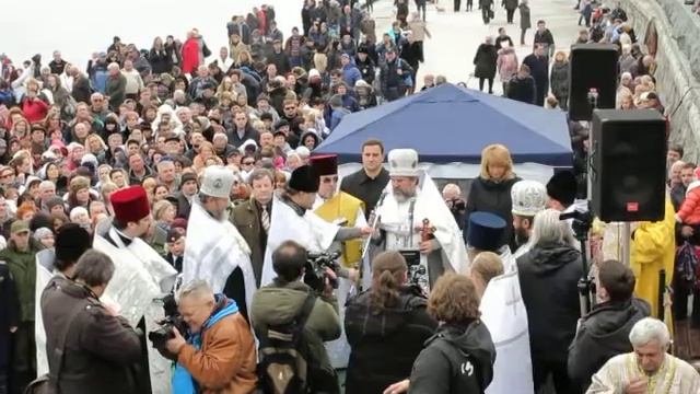 Крестный ход, молебен и купание в море - Ялта, 19 января 2015г. (2) смотреть онлайн