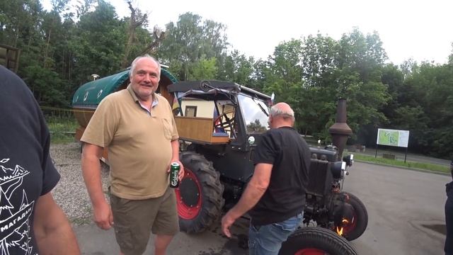Немец на тракторе с прицепом в России едет на ЧМ 2018 по футболу смотреть онлайн