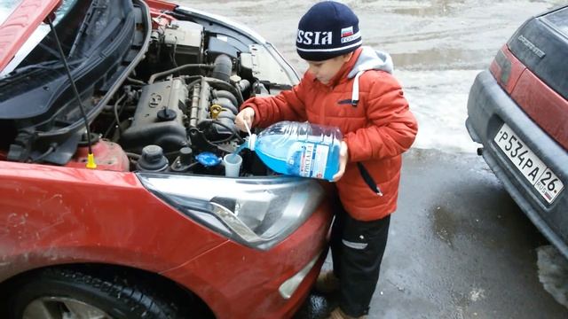 Богдан готовит машину к зиме. Заливает незамерзайку смотреть онлайн