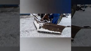 Передняя навеска, отвал клиновой. Чистка снега