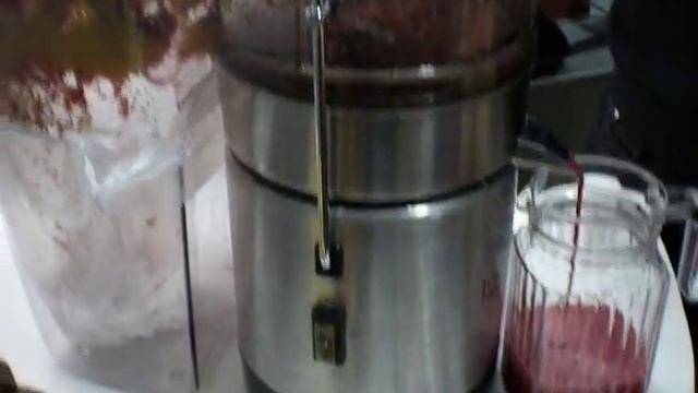 Сок из граната с соковыжималкой Rotel смотреть онлайн