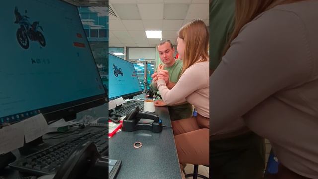 Можно сказать, что она "кликобанкротка" - она просто кликает деньги прочь! #мотоаксессуары #мото смотреть онлайн