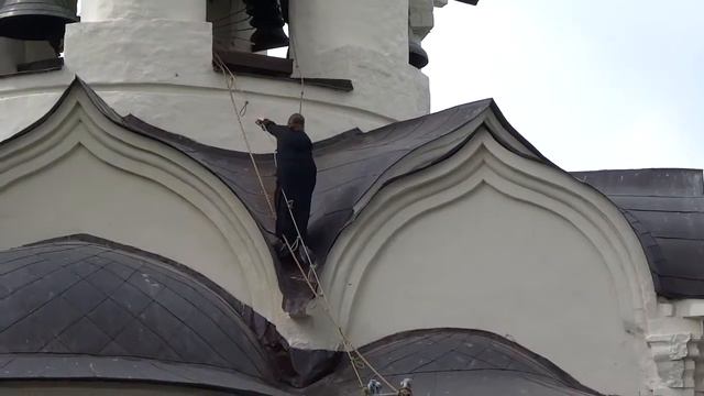 Звонарь карабкается на звонницу смотреть онлайн